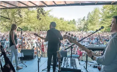  ?? FOTO: RENATE RESCH ?? Blauer Himmel bescherte Booster ein großes Publikum. Der NEW-Musiksomme­r startet traumhaft.