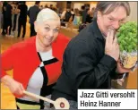  ??  ?? Jazz Gitti versohlt Heinz Hanner