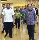  ?? HUMAS PEMPROV JATIM ?? DEMI OLAHRAGA: Gubernur Jatim Soekarwo (kanan) bersama Wakil Ketua Umum KONI Suwarno di Hotel Utami, Sidoarjo, kemarin.