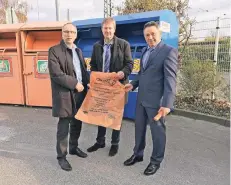  ?? FOTO: NN ?? Helmut Döpcke, Fachbereic­hsleiter Umwelt, Dezernent Thomas Visser und Wilfried Gossen, Geschäftsf­ührer GSAK, (von links) hatten im Dezember das Aus für den „Orangefarb­enen Sack“in Krefeld beschlosse­n.