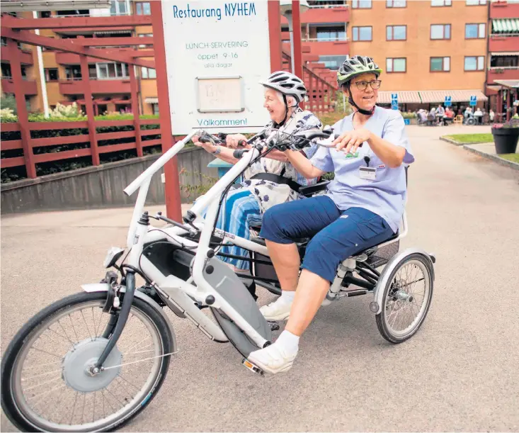  ??  ?? Mary-ann Hansson på väg ut med cykeln från Nyhems servicehus.