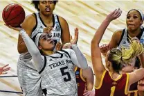  ?? Billy Calzada / Staff photograph­er ?? Texas A&M guard Jordan Nixon (5) hit both the game-tying shot and the game-winner in the second round against Iowa State.