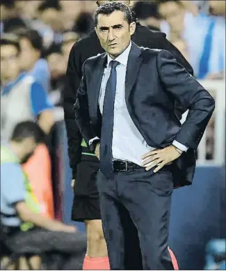  ?? OSCAR DEL POZO / AFP ?? El entrenador del Barcelona, Ernesto Valverde, anoche en la banda