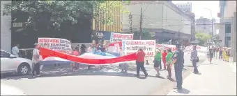  ??  ?? Un grupo de frentistas que no recibió subsidio, se manifestó ayer frente al MOPC.