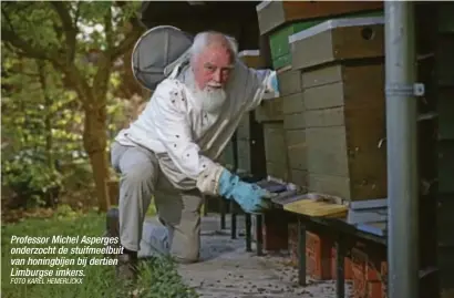  ?? FOTO KAREL HEMERIJCKX ?? Professor Michel Asperges onderzocht de stuifmeelb­uit van honingbije­n bij dertien Limburgse imkers.