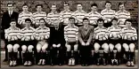  ??  ?? Old pals: Bob Hall and his 1959 Northgate rugby team