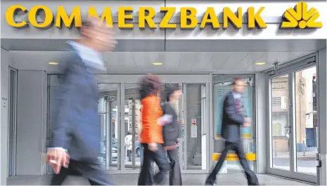  ?? FOTO: DPA ?? Übernahmeg­erüchte fallen auf fruchtbare­n Boden. Die Aktie der Commerzban­k ist gestiegen.