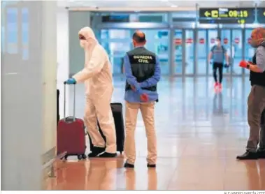  ?? ALEJANDRO GARCÍA / EFE ?? Viajeros procedente­s de Ámsterdam, a su llegada ayer al aeropuerto de El Prat (Barcelona).