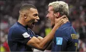  ?? (Photo EPA/MAXPPP) ?? Kylian Mbappé salue l’altruisme d’antoine Griezmann, deux passes décisives contre l’angleterre.