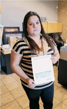  ?? EFE ?? La soñadora venezolana Laura Rodríguez muestra en Chicago su petición de renovación de Acción Diferida (DACA) que llegó tarde debido a un error del Servicio de Correos de Estados Unidos.