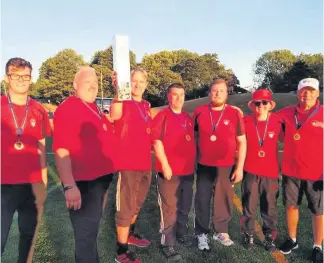  ??  ?? Champions Pirates coach Jim Dorman holds the Britbowl trophy aloft alongside his team