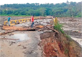  ??  ?? imágenes
VULNERABIL­IDAD HACÍA INMINENTES NUEVOS DAÑOS
En las últimas dos semanas ha habido fuertes tormentas con actividad eléctrica en esta región del país. Eso ha provocado que ríos como el Aruco se desborden llevándose todo a su paso. En noviembre este río causó estragos.