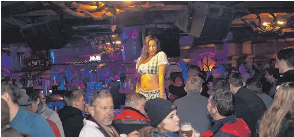  ?? FOTO: IMAGO ?? Après-Ski in der Schatzi-Bar: Zum Table Dance fließt der Alkohol in Strömen, der Abend kann beginnen.
