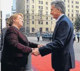  ??  ?? En la Moneda. Bachelet recibió a Macri en el emblemátic­o palacio del Gobierno chileno.