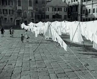  ??  ?? Prima del turismo Due immagini del volume «Francesco Pasinetti. Questa è Venezia, 1943»