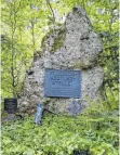  ?? FOTO: SCHNEID ?? Ein Gedenkstei­n auf dem Rußberg erinnert an den Absturz.