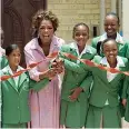  ??  ?? Impegno Oprah fa molta beneficenz­a: qui è all‘apertura di un college per ragazze dai 7 ai 12 anni da lei finanziato a Johannesbu­rg