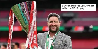  ??  ?? Sunderland boss Lee Johnson with the EFL Trophy