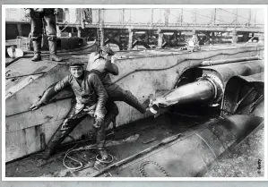  ??  ?? ABOVE: Loading an external torpedo tube of a Type UCIII minelaying U-boat