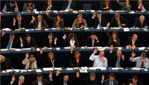  ?? ?? Les membres du Parlement européen votent à Strasbourg