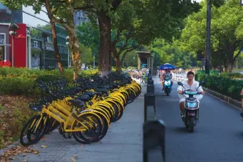  ??  ?? More and more people in Hangzhou choose public bike service or subway for their daily commute. The city government has also put more investment in public transporta­tion facilities to battle traffic jam problem. — IC