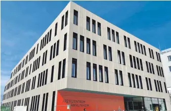  ?? FOTO: FIRMA SCHMID, BALTRINGEN ?? Das neue Ärztezentr­um bei der Sana-Klinik im Hauderbosc­hen nimmt im April seinen Betrieb auf.