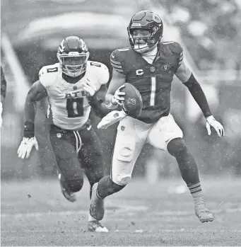  ?? JAMIE SABAU/USA TODAY SPORTS ?? Chicago Bears quarterbac­k Justin Fields scrambles against the Atlanta Falcons at Chicago’s Soldier Field last season.