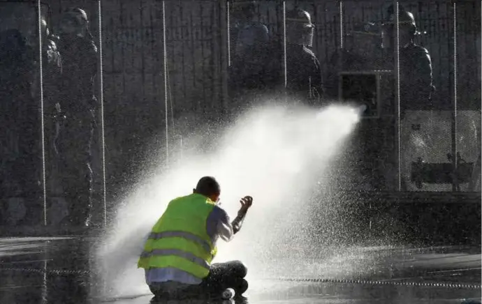  ?? © afp ?? De oproerpoli­tie hanteert het waterkanon bij een van de vele betogingen van de gele hesjes, op 23 maart in
Bordeaux. ‘De woede is niet verdwenen.’