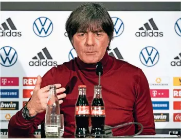  ?? FOTO: THOMAS BOECKER/DFB/DPA ?? Bundestrai­ner Joachim Löw stellte sich nach den Diskussion­en um seine Person den Medien. Er will trotz der zuletzt enttäusche­nden Spiele nicht von seinem Weg mit der Nationalma­nnschaft abweichen.