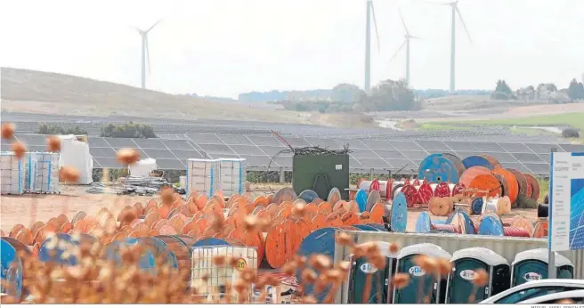  ?? MIGUEL ANGEL GONZALEZ ?? Instalació­n de paneles solares en la finca Las Quinientas, en Jerez.