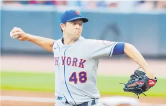  ??  ?? Jacob deGrom ha visto incrementa­r su efectivida­d en sus últimas dos aperturas, pero aún mantiene el ritmo para destronar a Bob Gibson.