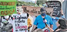  ?? MARTÍN GÓMEZ ?? El grupo de comunicado­res exigió garantías de seguridad para los reporteros de Iguala.