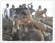  ??  ?? ■ Ordinary Turks attacked soldiers after they had surrendere­d.