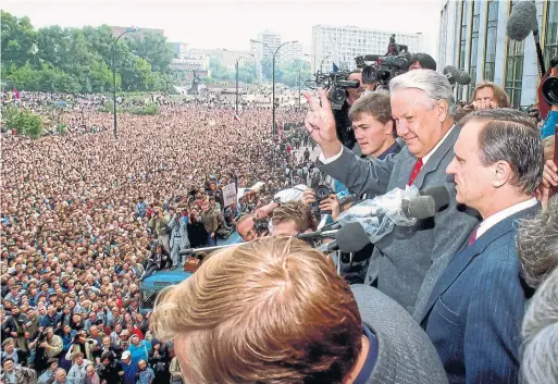  ?? ALEXANDER ZEMLIANICH­ENKO THE ASSOCIATED PRESS FILE PHOTO ?? Russian Republic president Boris Yeltsin makes a peace sign to thousands of people gathered in Moscow on Aug. 22, 1991, after a failed coup by Communist leaders.