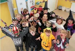  ?? FOTO: SUSANNE KASTEN ?? Hexen, Monster und blutrünsti­ge Gesellen tummelten sich zur ersten Halloween-party in der Grundschul­e kirchheili­ngen.
