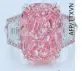  ?? ?? Viên kim cương hồng Williamson Pink Star được trưng bày tại nhà đấu giá Sotheby’s.