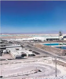  ??  ?? ► Planta de SQM en el Salar de Atacama. Potash es el principal accionista de la minera.