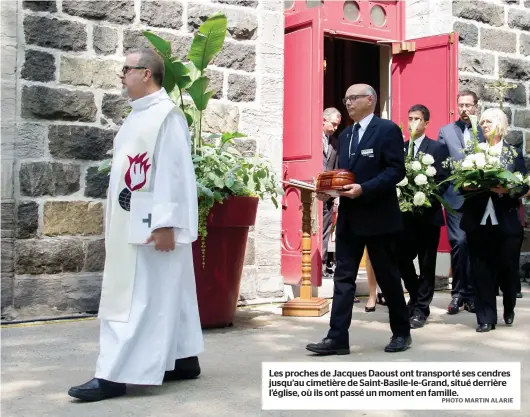  ?? PHOTO MARTIN ALARIE ?? Les proches de Jacques Daoust ont transporté ses cendres jusqu’au cimetière de Saint-basile-le-grand, situé derrière l’église, où ils ont passé un moment en famille.