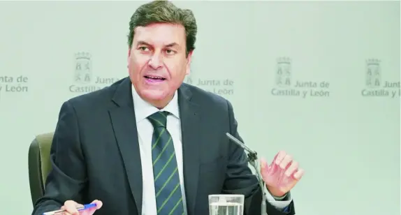  ?? EDUARDO MARGARETO/ICAL ?? El portavoz de la Junta, Carlos Fernández Carriedo, atiende a la prensa tras el Consejo de Gobierno de ayer jueves