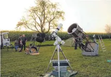  ?? FOTO: CARSTEN PRZYGODA ?? Die Teilnehmer werden mit einer Vielzahl von Teleskopen in unterschie­dlichen Größen den Himmel beobachten.