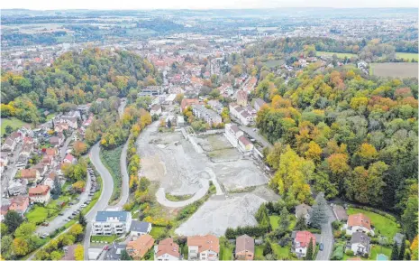  ?? FOTO: REISCH ?? Im Ravensburg­er Osten entstehen auf dem Rinker-Areal etwa 330 neue Wohnungen in zwölf Gebäuden.