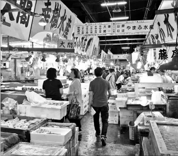  ??  ?? Shops of fish brokers at the Tsukiji fish market.