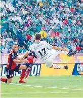  ?? Omar Ramírez ?? Acrobático. Mauro Boselli remata de tijera, aunque el portero rechazó./