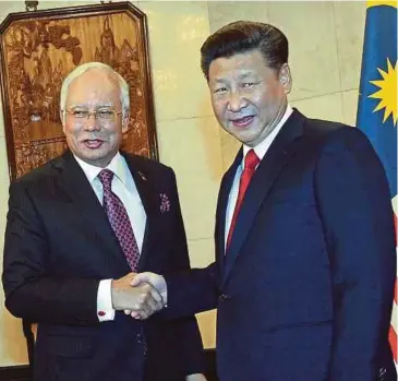  ??  ?? Chinese President Xi Jinping greeting Prime Minister Datuk Seri Najib Razak at the
Diaoyutai State Guesthouse in Beijing earlier this month. Bernama pic