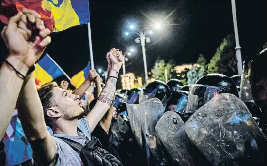  ?? ANDREI PUNGOVSCHI / AFP ?? Decenas de miles de personas llenan la plaza de la Victoria de Bucarest para exigir la caída del Gobierno