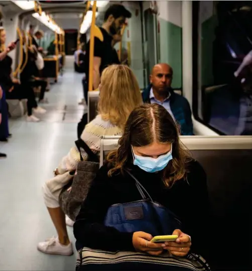  ??  ?? Kun et fåtal havde mandag morgen valgt at iføre sig mundbind i Metroen i København.
Foto: Mads Claus Rasmussen/Ritzau Scanpix