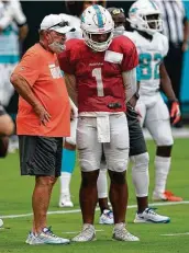  ?? Mark Brown / Getty Images ?? Miami Dolphins offensive coordinato­r Chan Gailey, left, resigned Wednesday, one season after coming out of retirement.