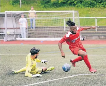  ?? RP-FOTO: JANICKI ?? Heiligenha­us-Keeper Inan Karatas (l., hier gegen Wülfrath) hielt gegen Amern ein von ihm selbst verschulde­ten Elfmeter, wurde dann in der Schlusspha­se aber doch noch zweimal bezwungen.