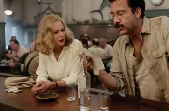 ??  ?? Sobre estas líneas, Clive Owen en el papel de Ernest Hemingway y Nicole Kidman como Martha Gellhorn en la película Hemingway&amp; Gellhorn ( Philip Kaufman, 2012).