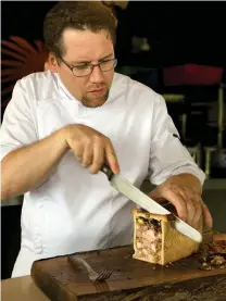  ?? ?? LE CHEF GRÉGORY FAYE COUPANT UN PÂTÉ-CROÛTE CHEF GRÉGORY FAYE CUTTING A PÂTÉ-CROÛTE